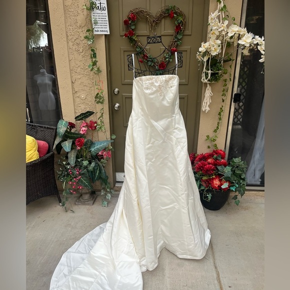 DAVID'S BRIDAL COLLECTION 14W Wedding Dress with Beaded Lace Jacket STYLE#V8835 - Picture 2 of 15